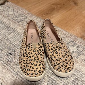 Women’s cheetah toms size 8